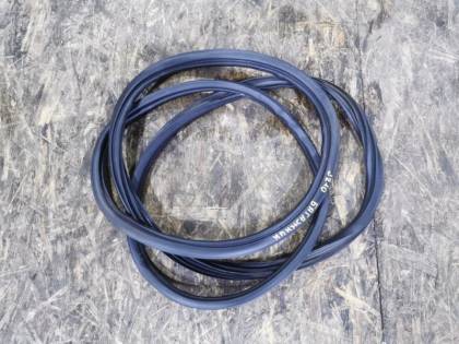 Уплотнительная резинка двери багажника J210G