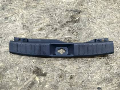 Накладка замка багажника NF15